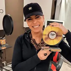 Фото артиста: Corina