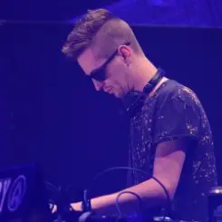 Robin Schulz - Love Me A Little слушать онлайн