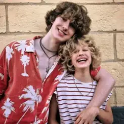 liou - Some People слушать онлайн