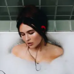 Mimi Webb - You Don't Look At Me The Same слушать онлайн