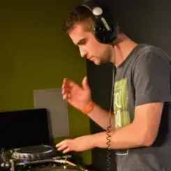 Armin van Buuren & Orjan Nilsen - Flashlight слушать онлайн