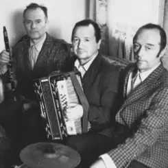 Троїсті музики - Що до мене Якiв приходив слушать онлайн